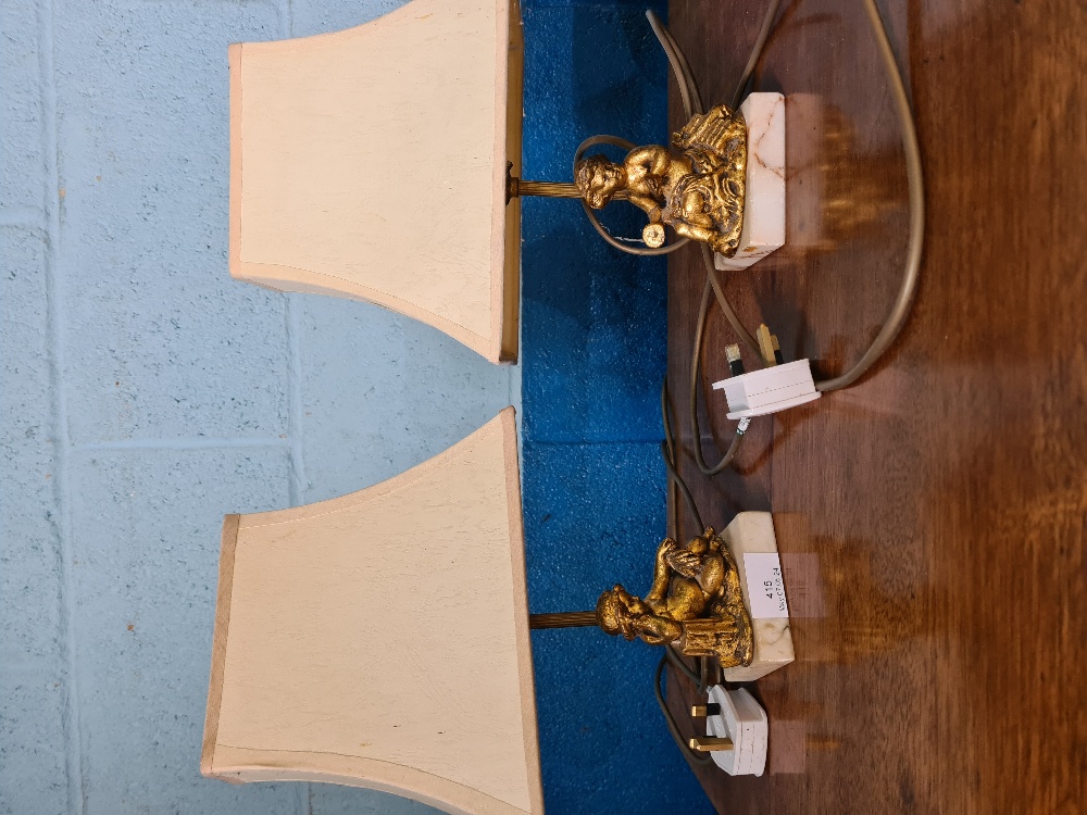 A pair of small gilt cherub table lamps on oblong marble bases - Image 4 of 6
