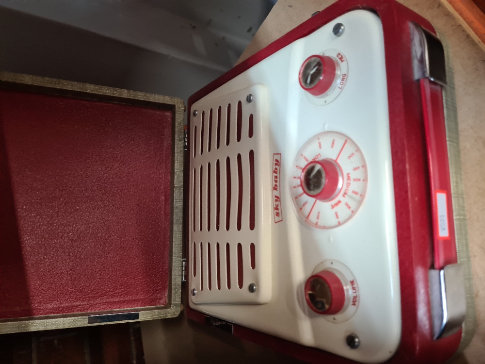 A Mamod Steam Tractor Engine TE1A, with box and a Sky Baby portable radio - Image 3 of 4