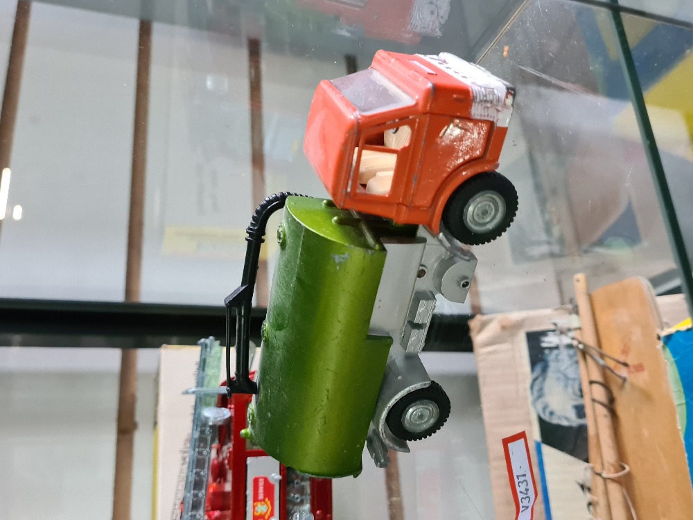 A quantity of vintage Dinky toys to include a boxed 285 Merryweather Marquis Fire Engine - Image 3 of 5