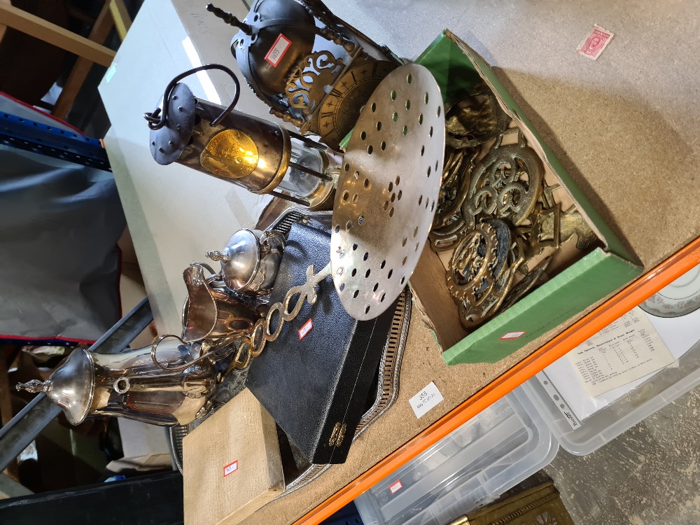 A selection of various brass and metal ware including Miner's lamp, and horse brasses