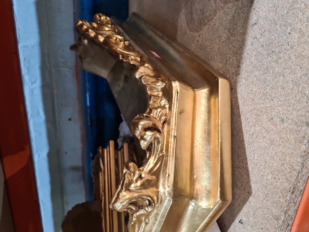 A quantity of modern gilt wall brackets, picture frames and similar - Image 2 of 5