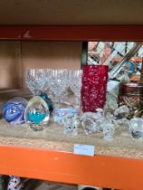 Mixed glassware to include paperweights and a Whitefriars red bark base