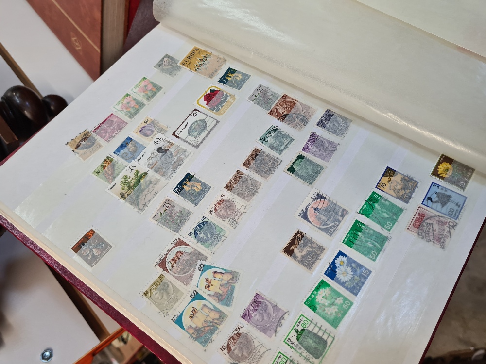 A quantity of Stamps, GB and Worldwide, mainly 20th Century, used, w cigarette card albums and packe - Image 3 of 10