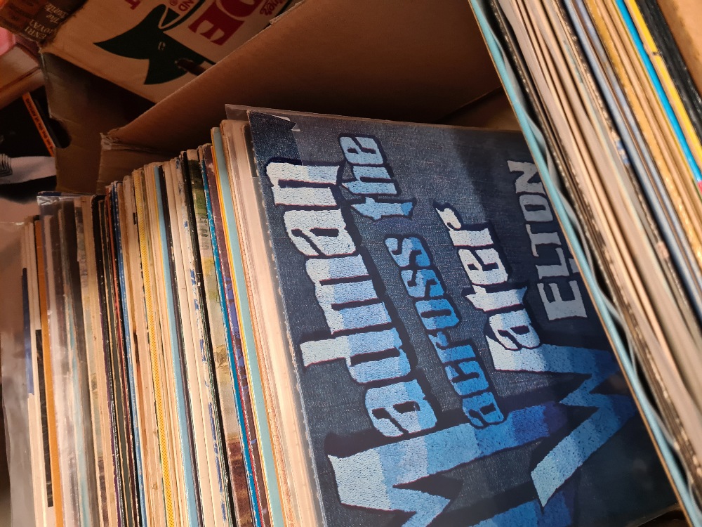 A box of Rock and Pop vinyl LPs from the 1970s and 80s including Queen, The Beatles and Pink Floyd - Image 10 of 11