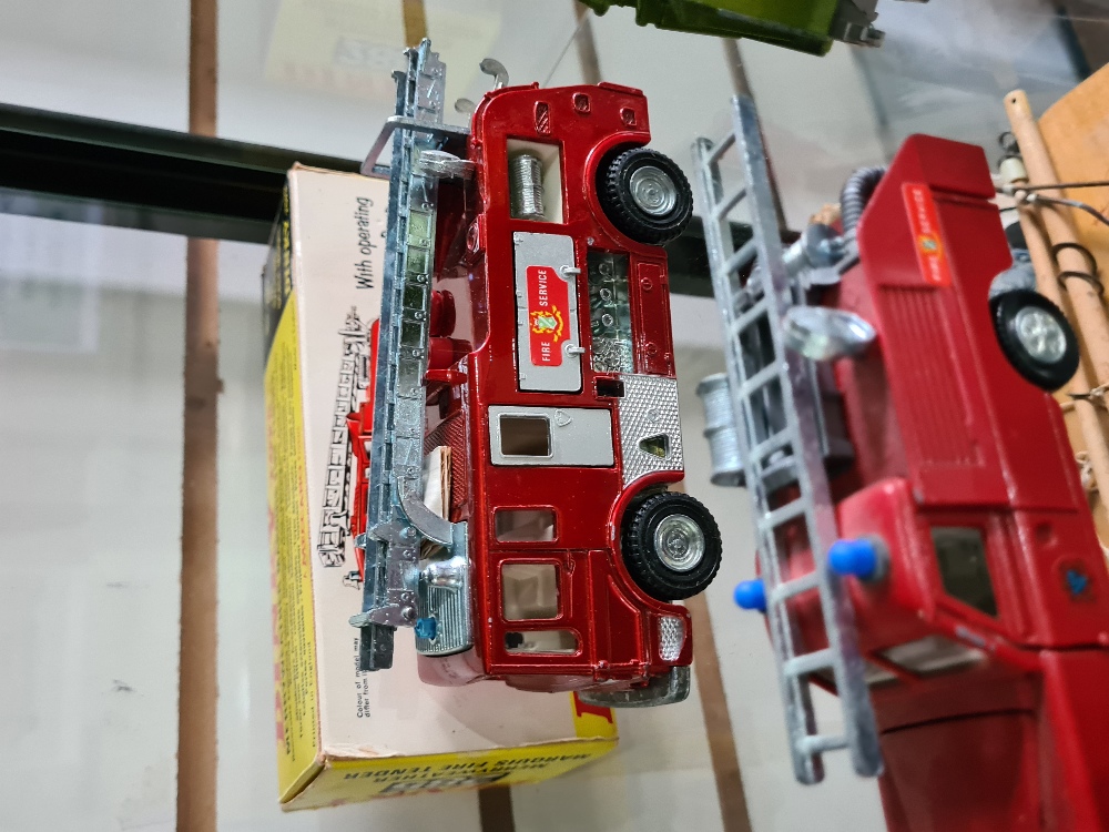 A quantity of vintage Dinky toys to include a boxed 285 Merryweather Marquis Fire Engine - Image 2 of 5