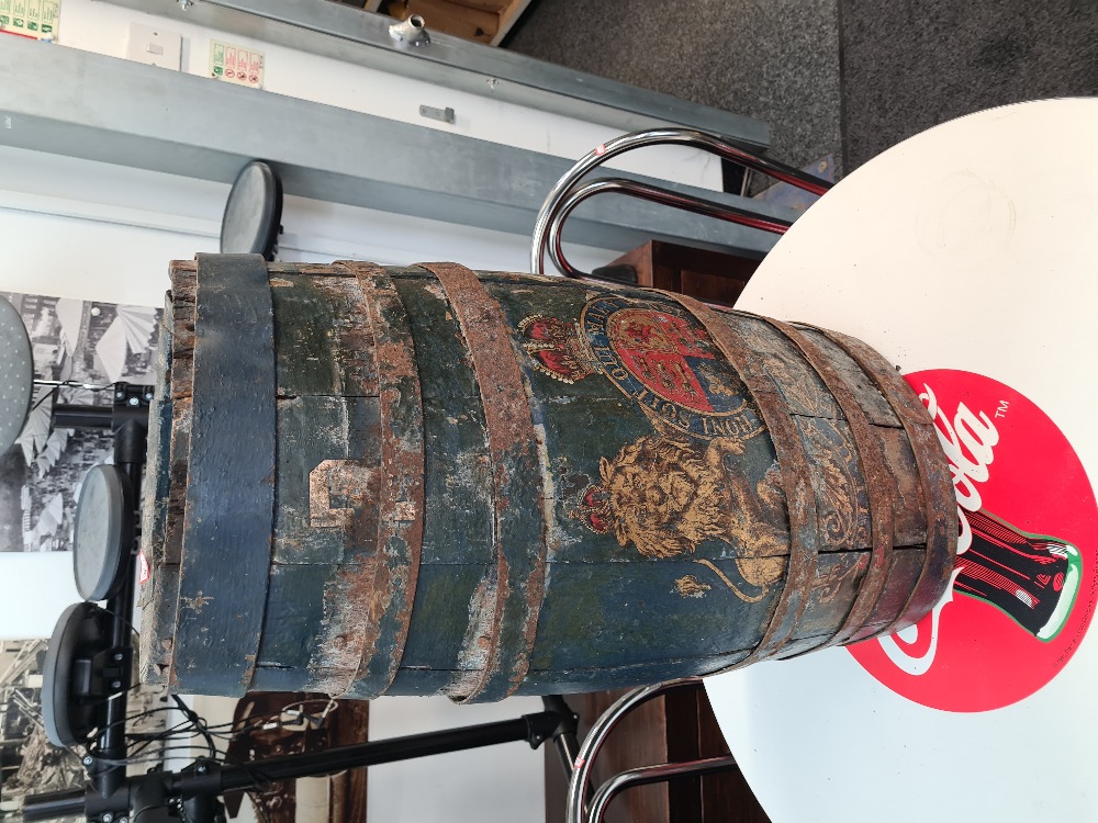 An antique Royal Navy Grog barrel, possibly 18th Century with wonderful coat of arms in original pai - Image 5 of 9