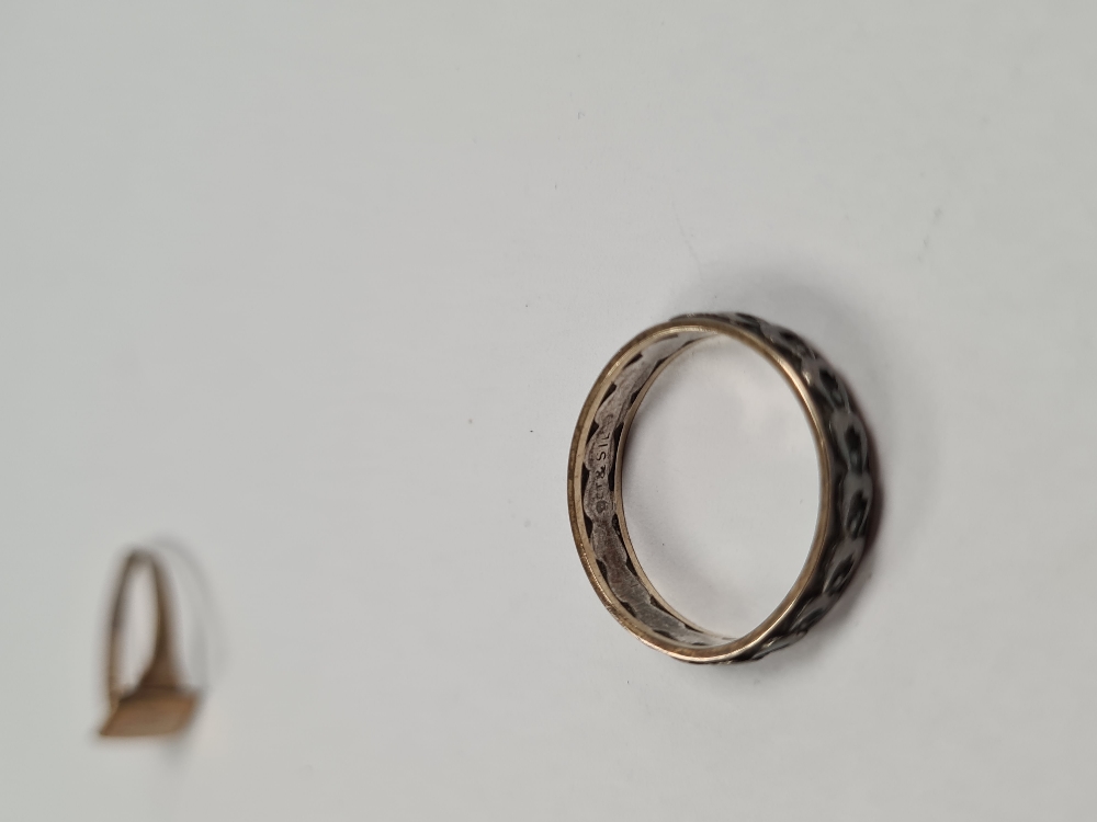 Two 9ct yellow gold signet rings, both AF, cut, approx 3.68g and a 9ct and silver eternity ring appr - Image 4 of 5