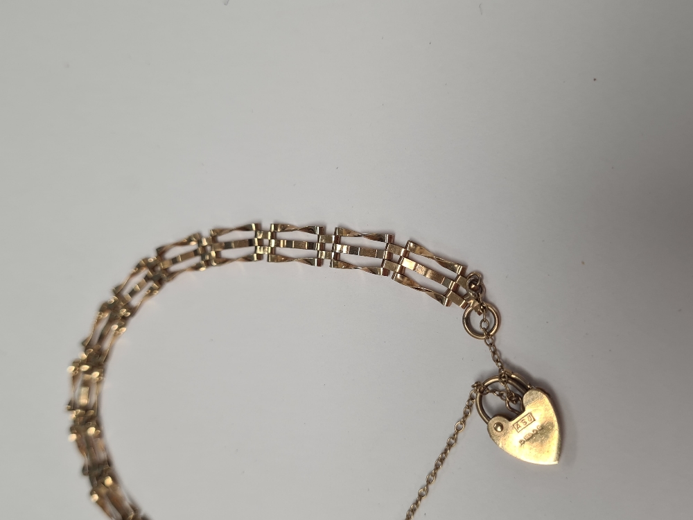 9ct yellow gold 3 bar gatelink bracelet with hear shaped clasp and safety chain, marked 375, approx - Image 3 of 3