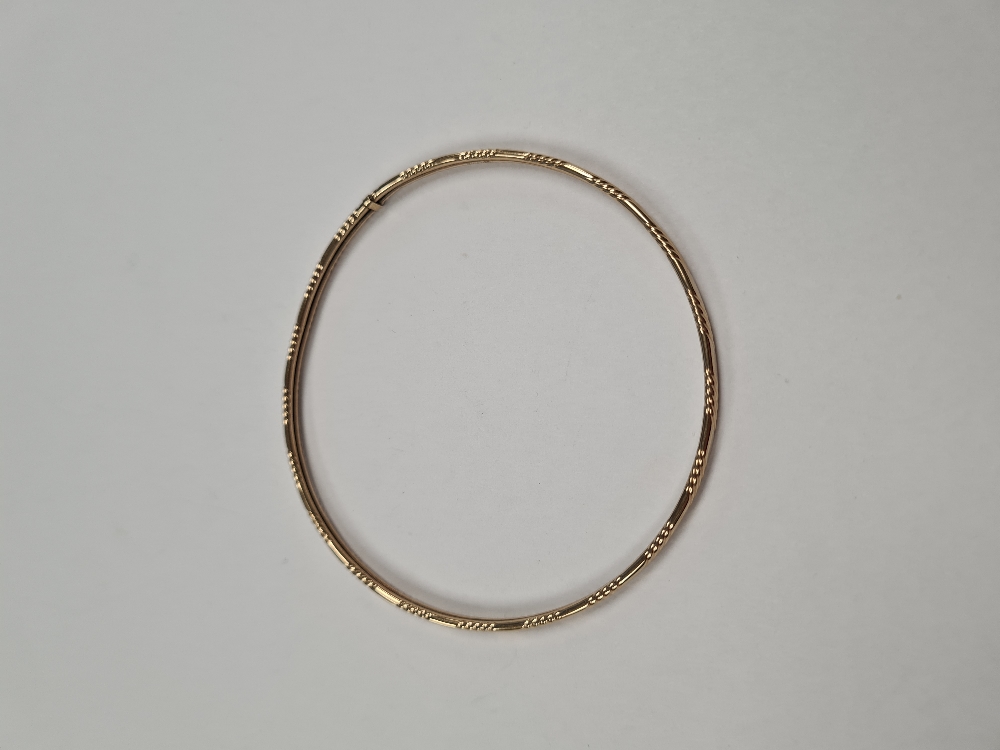 9ct yellow gold circular band with repeating etched design marked 375, Birmingham maker, SD, 6.5cm d