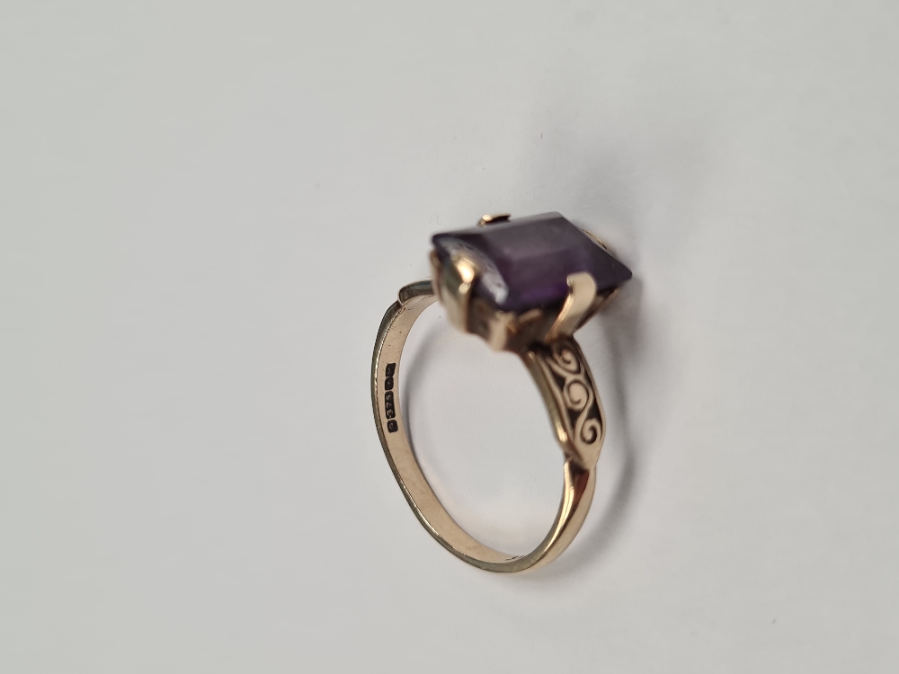 9ct yellow gold dress ring set with scissor cut sapphire, in 4 claw mount, decorative shoulders, siz - Image 2 of 6