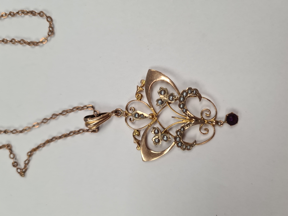 9ct yellow gold neckchain hung with an antique art nouveau design pendant set seed pearls and suspen - Image 4 of 5
