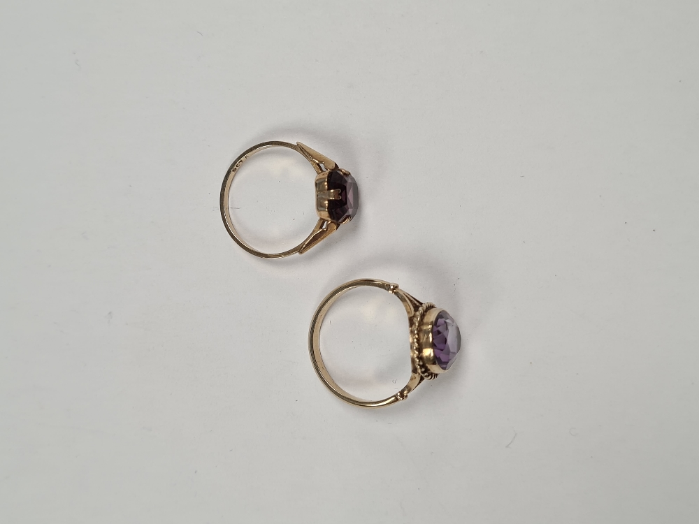 9ct yellow gold dress ring set with oval faceted mixed cut amethyst rubover set in twisted frame on - Image 6 of 8