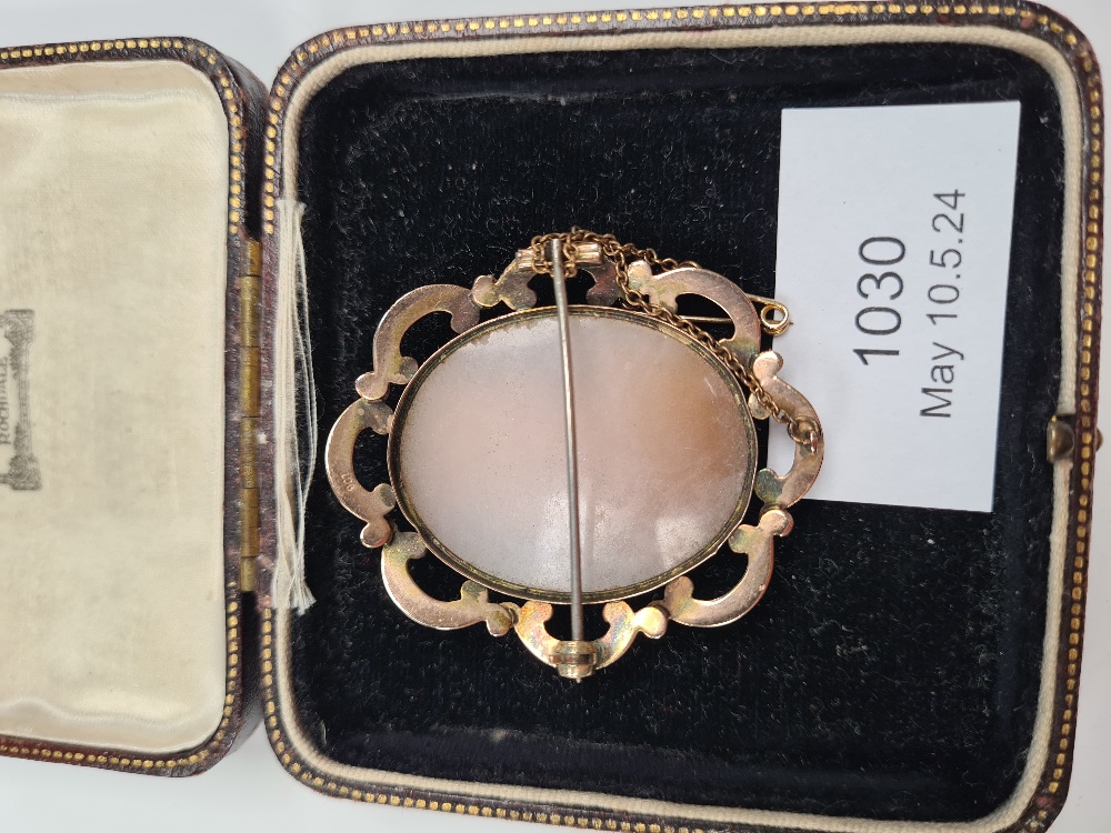 Large 9ct gold mounted Cameo brooch, classical female side profile, scalloped frame, marked 9ct, wit - Image 6 of 8