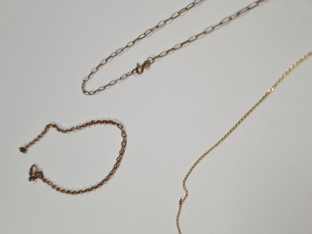 Four fine 9ct yellow gold chains, one hung with a heart shaped pendant set diamond - Image 11 of 12