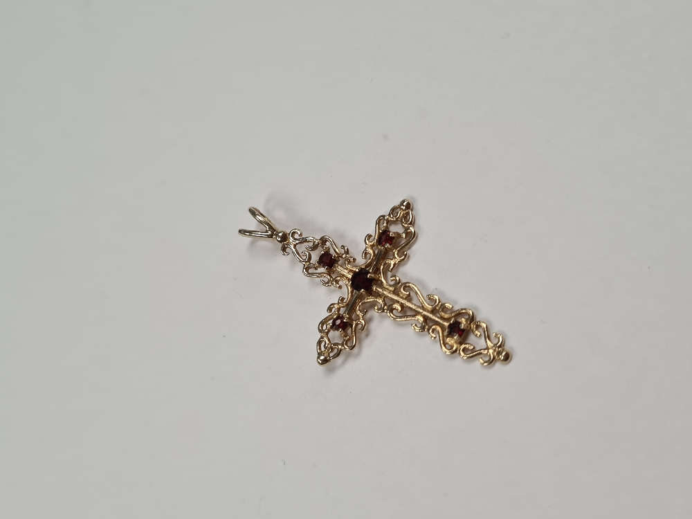 9ct yellow gold decorative garnet set cross pendant, marked 375, maker MM, approx 1.88g, 4cm x 2cm - Image 6 of 8