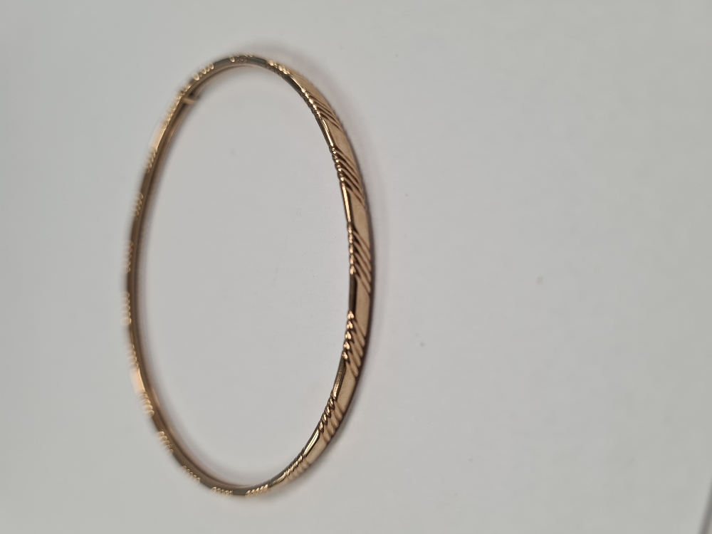 9ct yellow gold circular band with repeating etched design marked 375, Birmingham maker, SD, 6.5cm d - Image 2 of 4