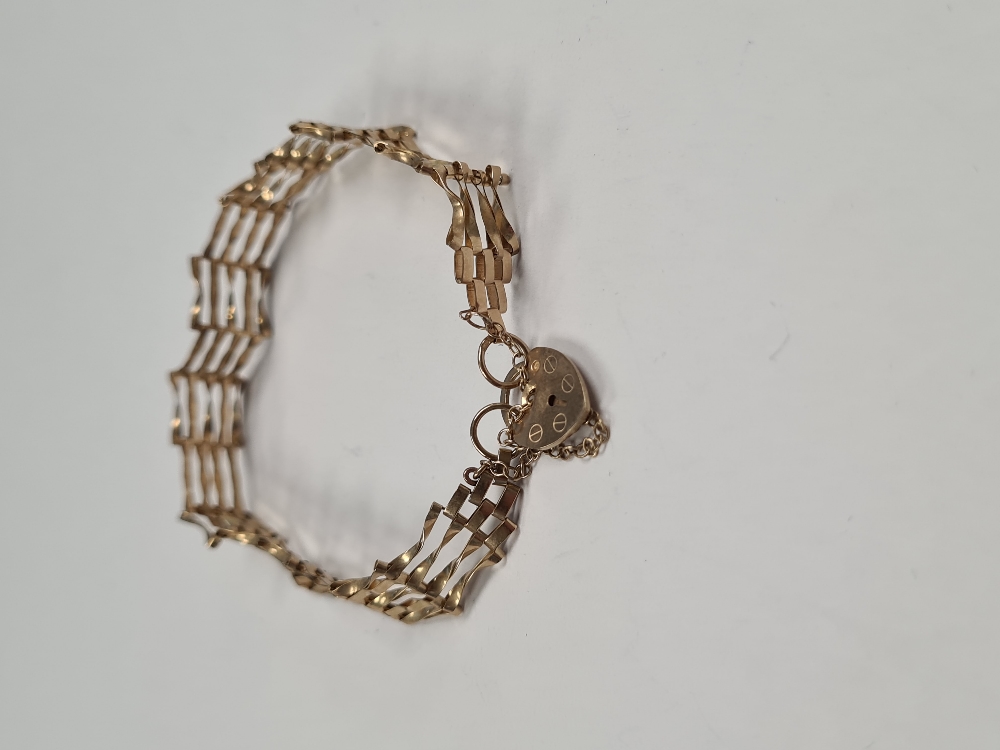 9ct yellow gold 4 bar gatelink bracelet with heart shaped clasp and safety chain, marked 375, Birmin - Image 2 of 4