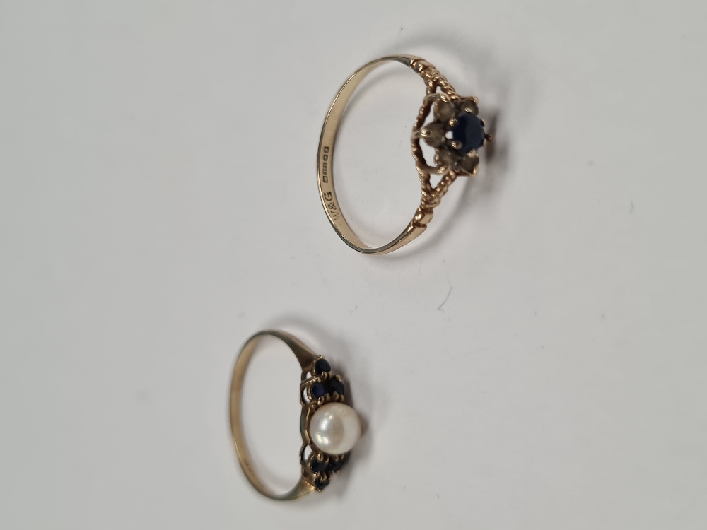 9ct yellow gold dress ring with central pearl, with 3 round cut sapphires each side, marked 375, siz - Image 9 of 10