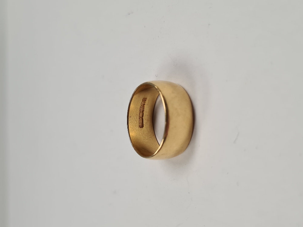 22ct yellow gold wedding band, 8mm wide, marked 22, London maker S & W, approx 10g - Image 3 of 8