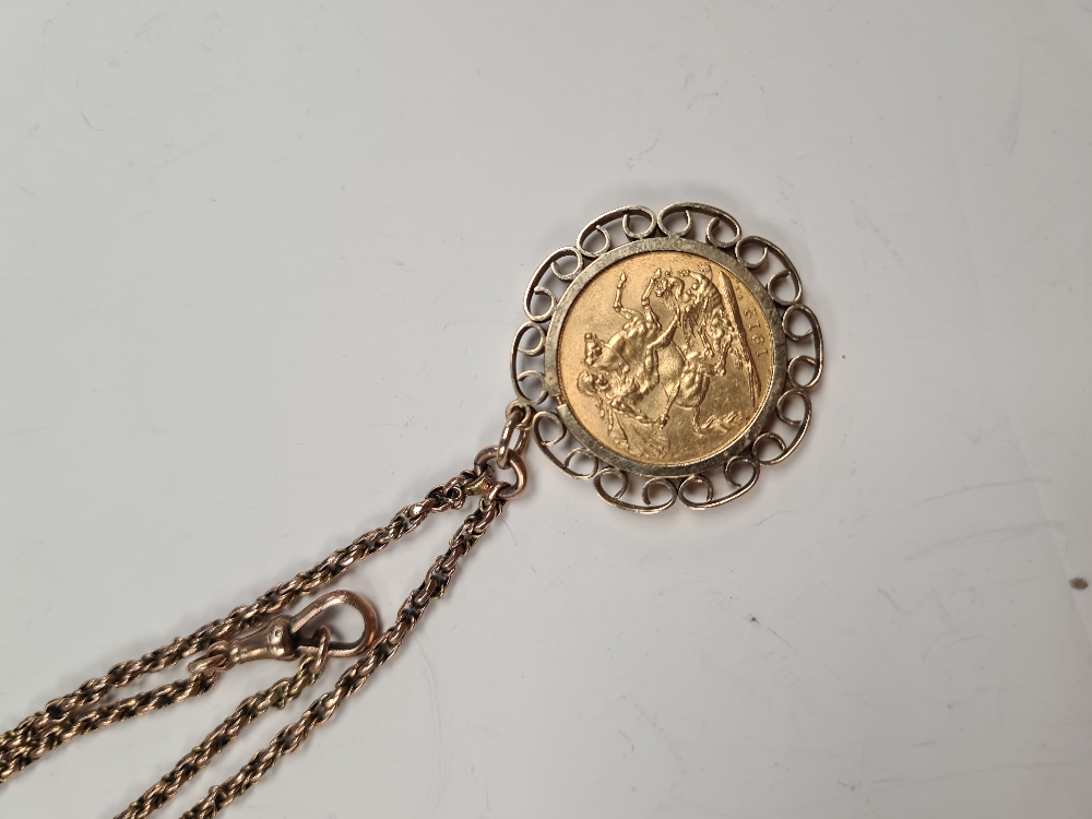 Long antique 9ct gold chain hung with a 22ct yellow gold 1912 Full Sovereign in 9ct gold mount, Sove - Image 3 of 6