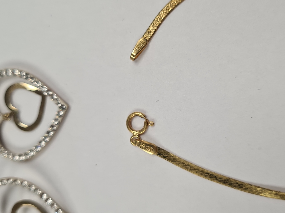 9ct yellow gold flat link bracelet with V shaped detail and pair of yellow metal earrings, set cubic - Image 3 of 8