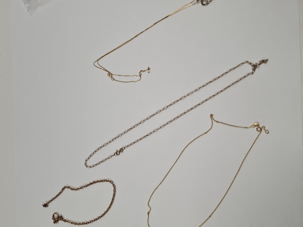 Four fine 9ct yellow gold chains, one hung with a heart shaped pendant set diamond - Image 7 of 12