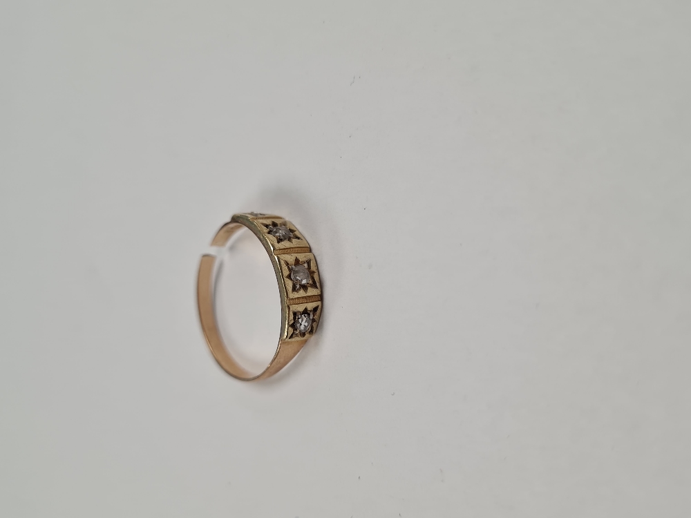 18ct yellow gold ring with 4 graduating round cut starburst set diamonds, AF, band cut, approx 2.61g