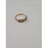 18ct yellow gold ring with 4 graduating round cut starburst set diamonds, AF, band cut, approx 2.61g