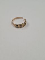18ct yellow gold ring with 4 graduating round cut starburst set diamonds, AF, band cut, approx 2.61g