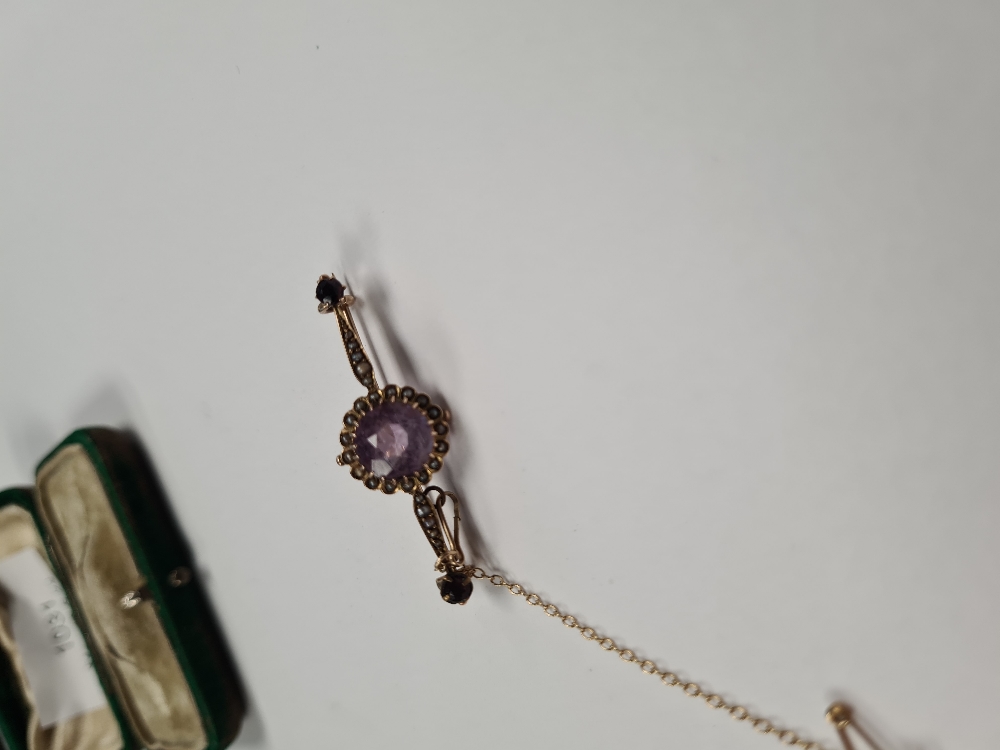 Very pretty antique 9ct gold bar brooch with central round cut amethyst surrounded seed pearls, flan - Image 4 of 10