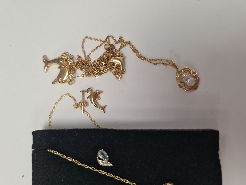 Small quantity of 9ct gold jewellery to include dolphin studs and pendant, etc - Image 3 of 4