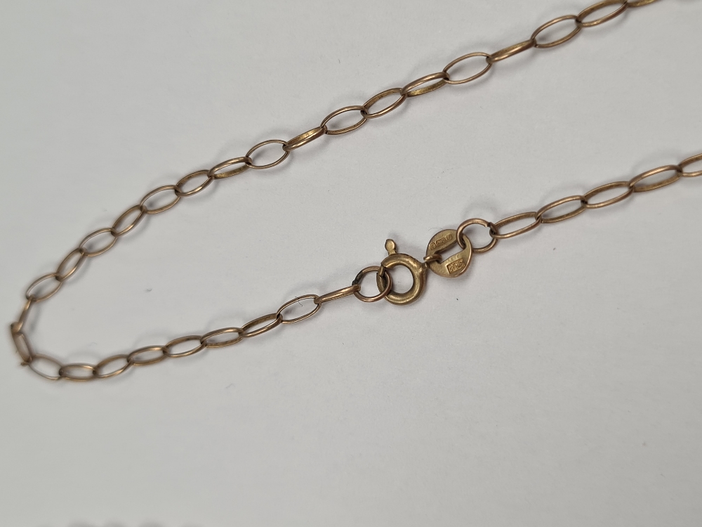 Four fine 9ct yellow gold chains, one hung with a heart shaped pendant set diamond - Image 12 of 12