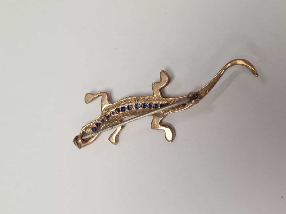 9ct yellow gold brooch in the form of a lizzard the spine inset blue paste, marked 375, 6cm L, Birmi - Image 2 of 3