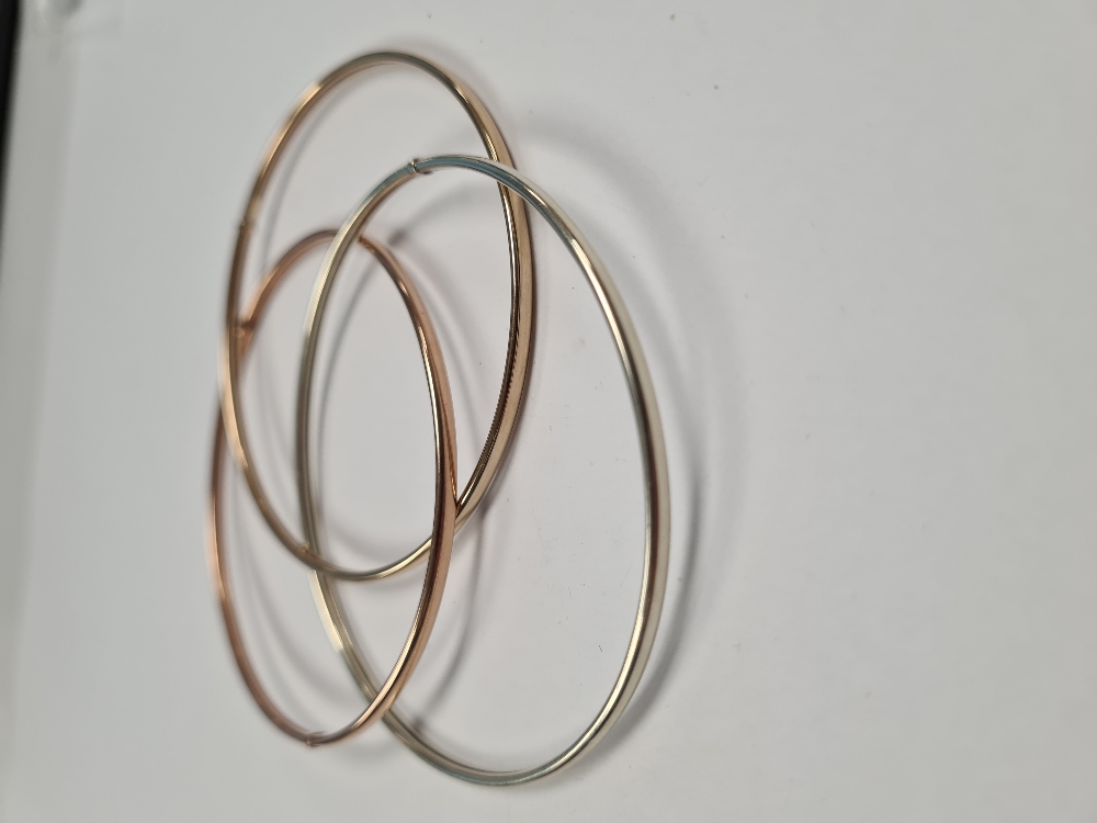 Three interlocking 9ct tri colour 'Russian' bangle set, 7cm diameter, marked 375, maker SD, Birmingh - Image 2 of 6