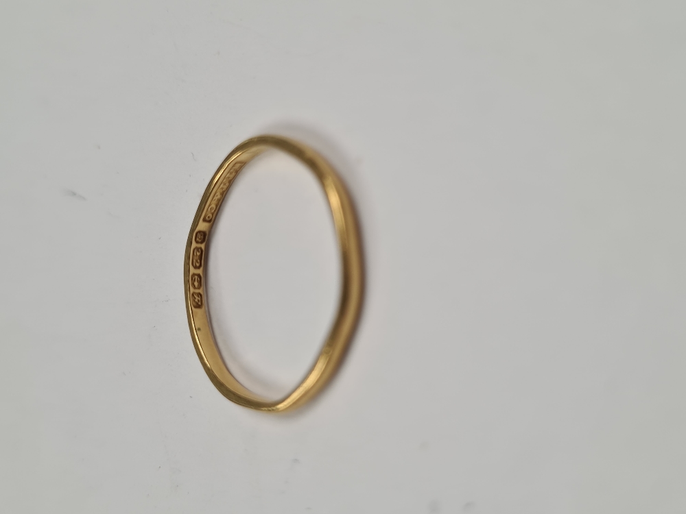 22ct yellow gold wedding band, size O, marked 22, Birmingham, maker TT & Co 1.4g - Image 3 of 6