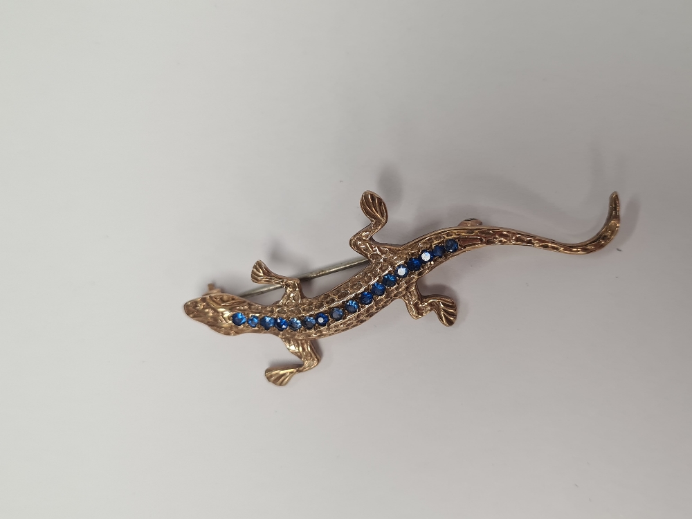 9ct yellow gold brooch in the form of a lizzard the spine inset blue paste, marked 375, 6cm L, Birmi - Image 3 of 3