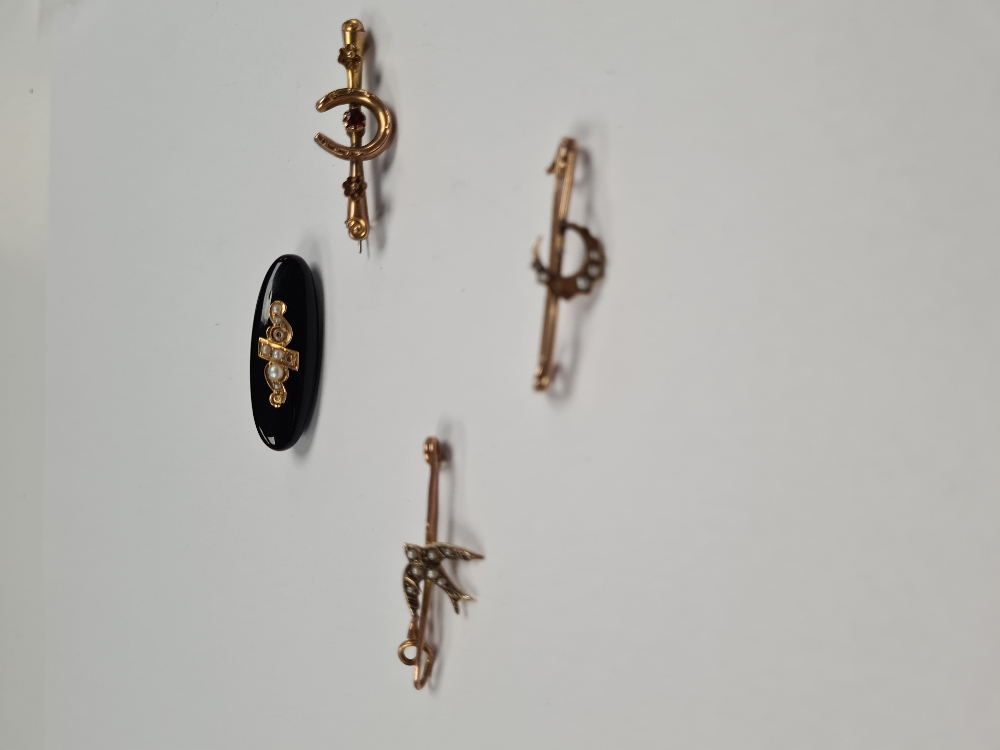 Three 9ct gold brooches, one with seed pearl mounted crescent, AF, one with Swallow decoration AF an - Image 10 of 12