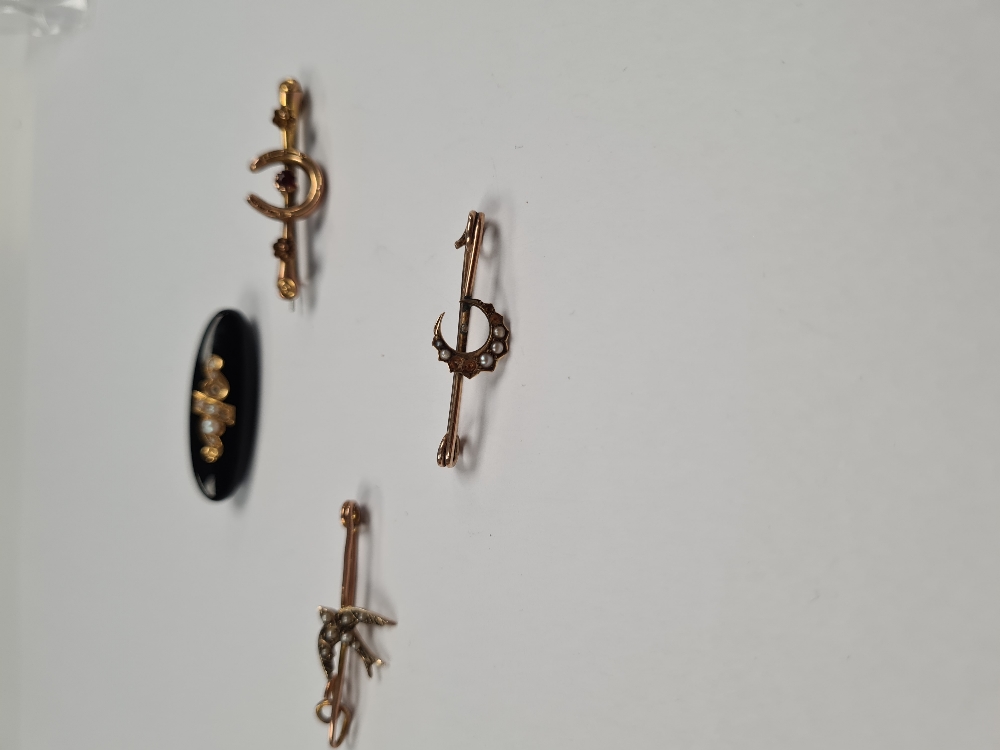 Three 9ct gold brooches, one with seed pearl mounted crescent, AF, one with Swallow decoration AF an - Image 8 of 12