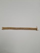 9ct yellow gold pretty bracelet with central ropetwist detail, marked 375, 19cm, approx 12.6g