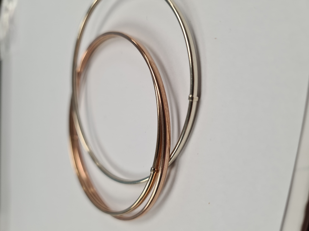 Three interlocking 9ct tri colour 'Russian' bangle set, 7cm diameter, marked 375, maker SD, Birmingh - Image 6 of 6