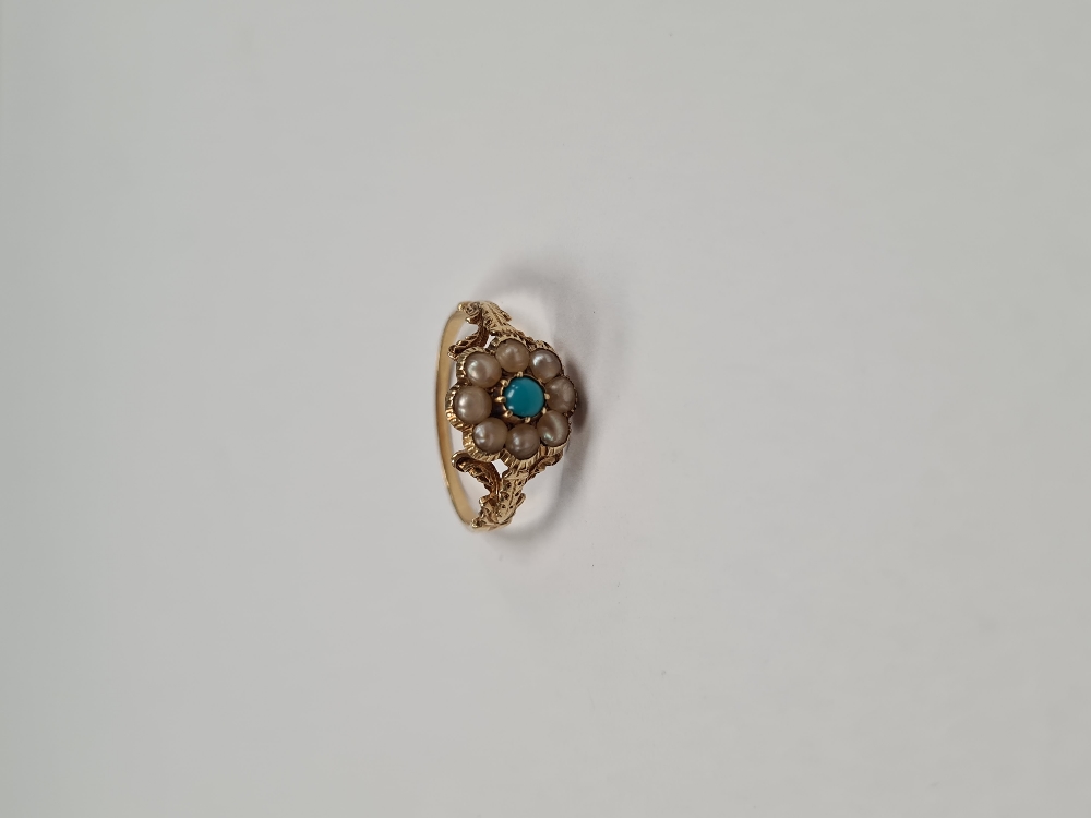 Antique yellow gold daisy ring with central turquoise surrounded seed pearls on foliate shoulders, u - Image 5 of 8