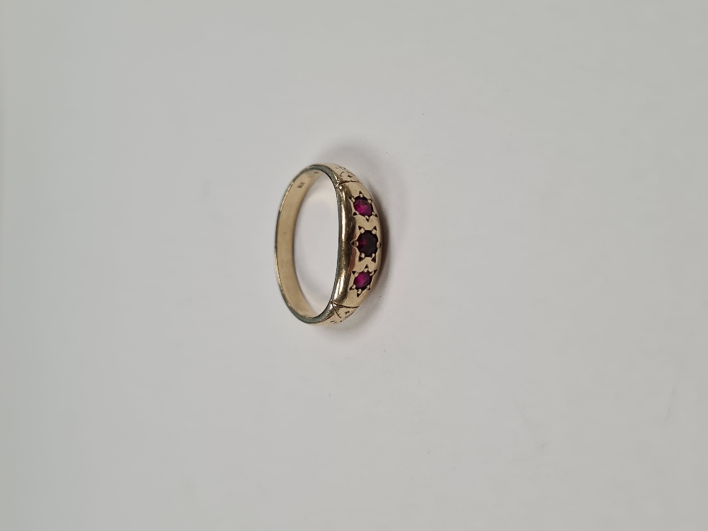 9ct yellow gold band ring set 3 round cut rubies, approx 2.4g - Image 5 of 8