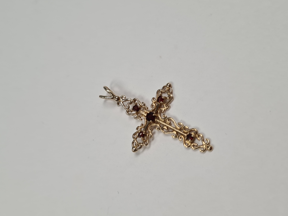 9ct yellow gold decorative garnet set cross pendant, marked 375, maker MM, approx 1.88g, 4cm x 2cm - Image 2 of 4