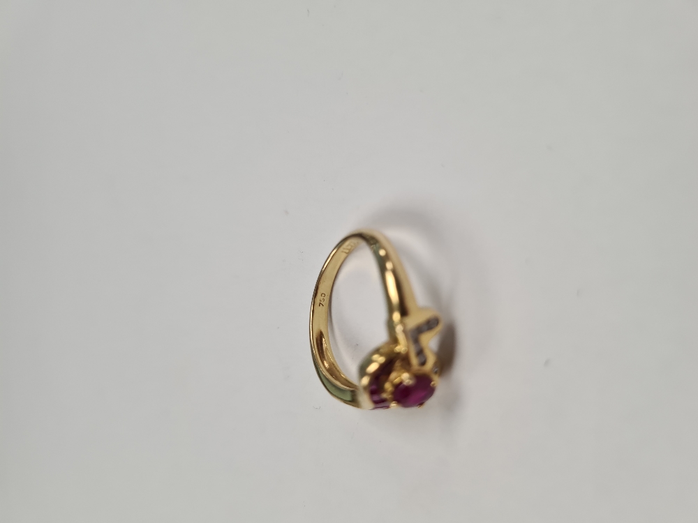 18ct yellow gold ruby and diamond crossover design dress ring, set central oval cut ruby, surrounded - Image 3 of 5