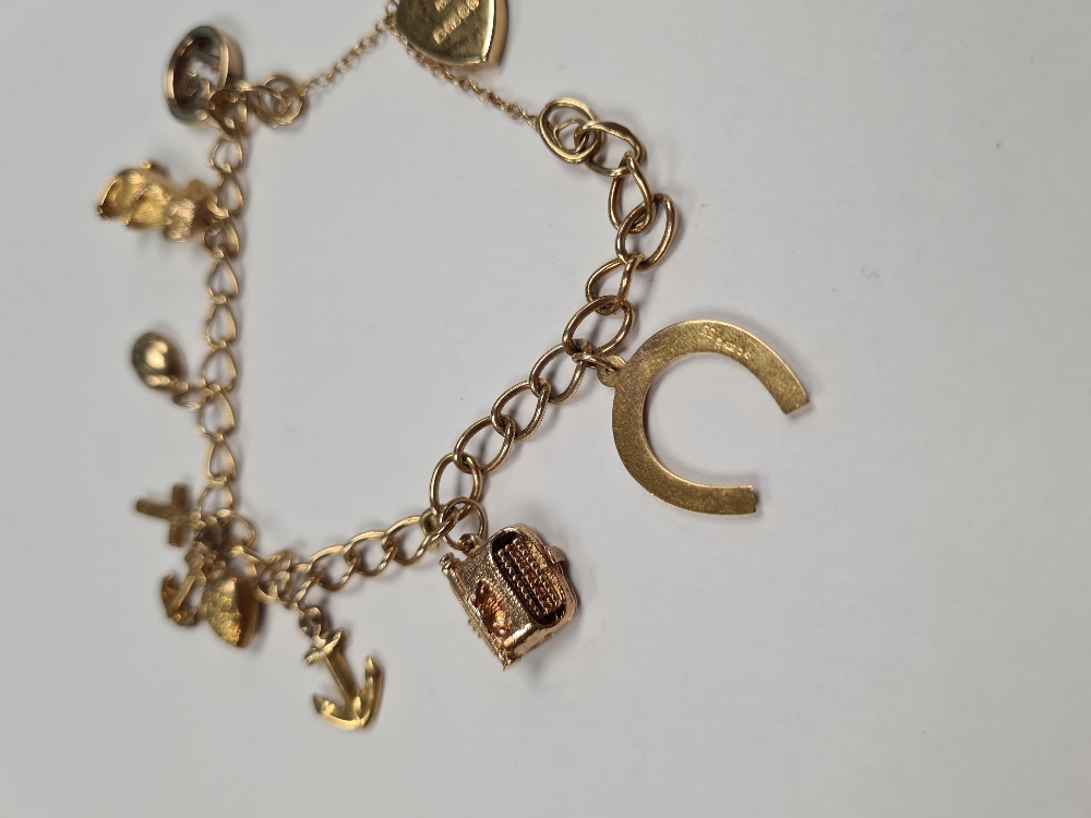 9ct yellow gold charm bracelet 8 gold charms, all 9ct gold including typewriter, horse shoe, anchor, - Image 3 of 5