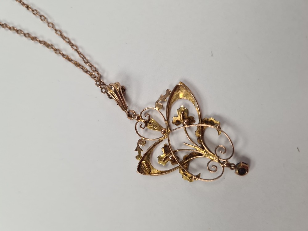 9ct yellow gold neckchain hung with an antique art nouveau design pendant set seed pearls and suspen - Image 8 of 10