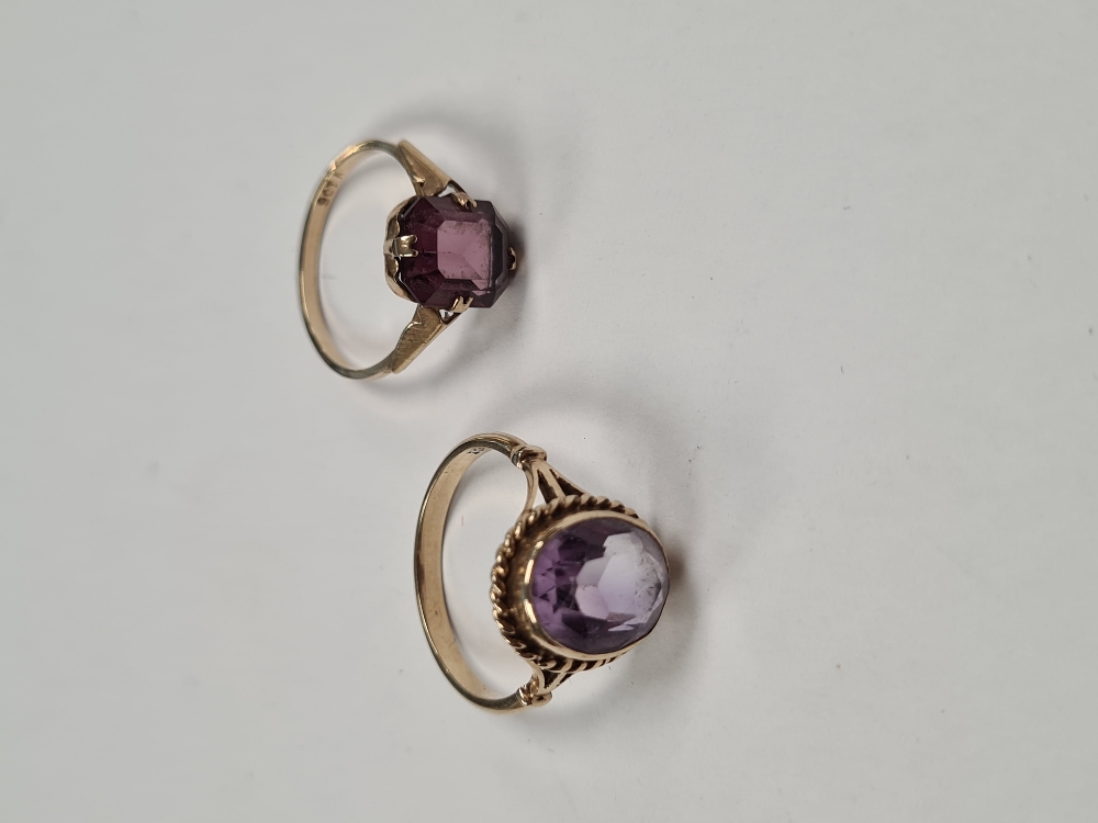 9ct yellow gold dress ring set with oval faceted mixed cut amethyst rubover set in twisted frame on