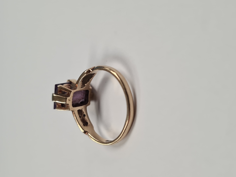 9ct yellow gold dress ring set with scissor cut sapphire, in 4 claw mount, decorative shoulders, siz - Image 5 of 6