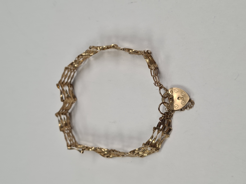 9ct yellow gold 4 bar gatelink bracelet with heart shaped clasp and safety chain, marked 375, Birmin - Image 5 of 8