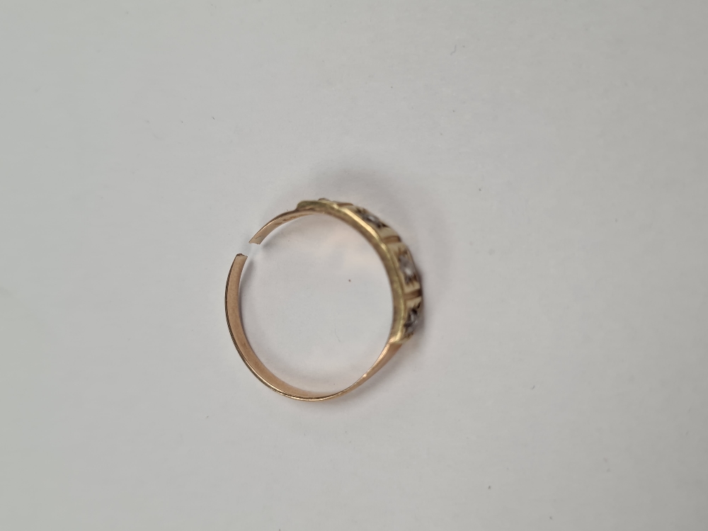 18ct yellow gold ring with 4 graduating round cut starburst set diamonds, AF, band cut, approx 2.61g - Image 2 of 12